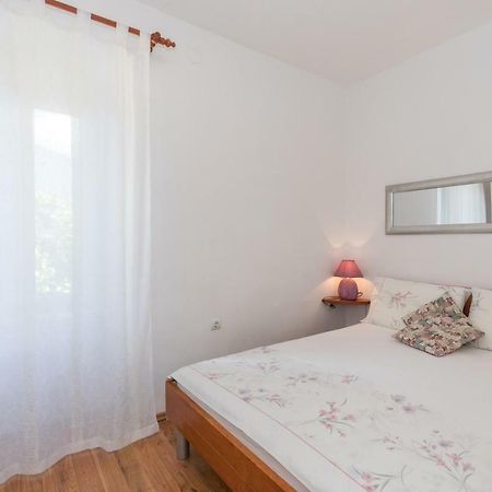 Apartments Ivona Малинска Екстериор снимка