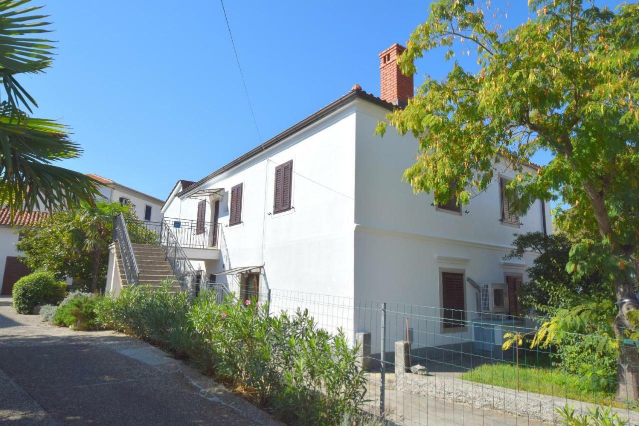 Apartments Ivona Малинска Екстериор снимка