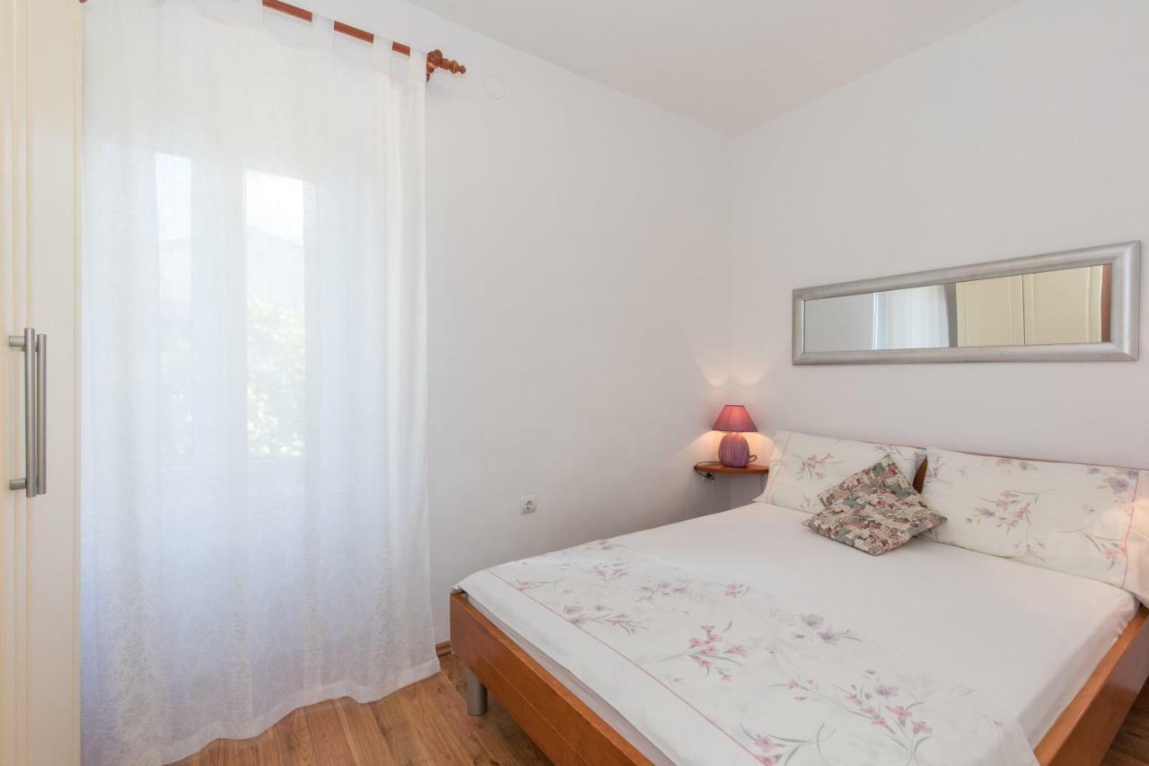Apartments Ivona Малинска Екстериор снимка
