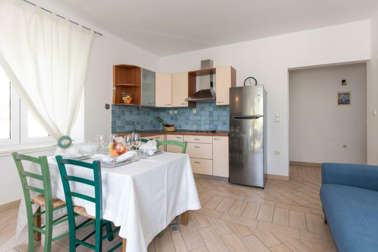 Apartments Ivona Малинска Екстериор снимка