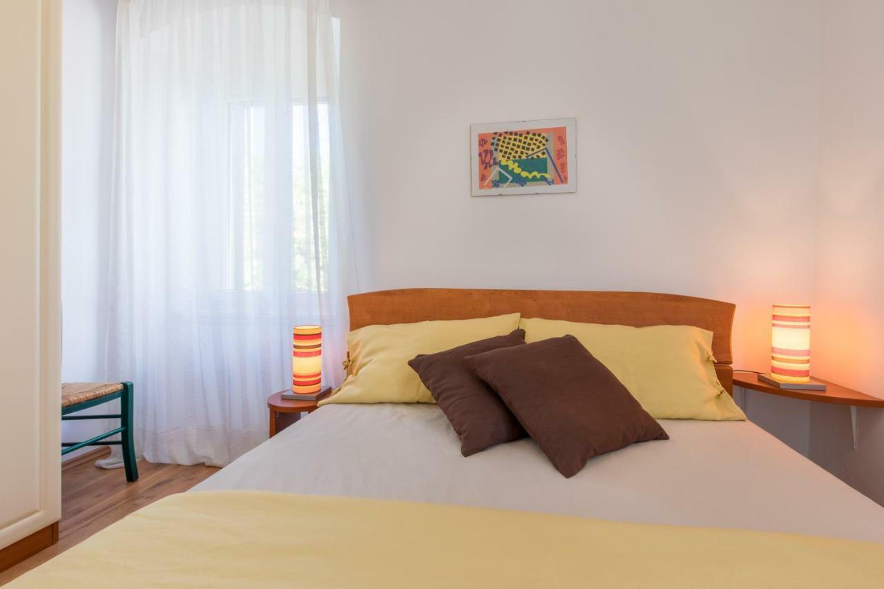 Apartments Ivona Малинска Екстериор снимка