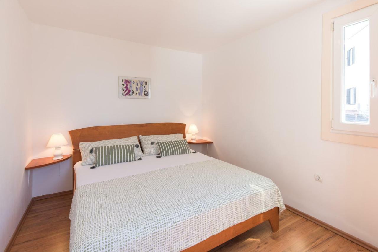 Apartments Ivona Малинска Екстериор снимка