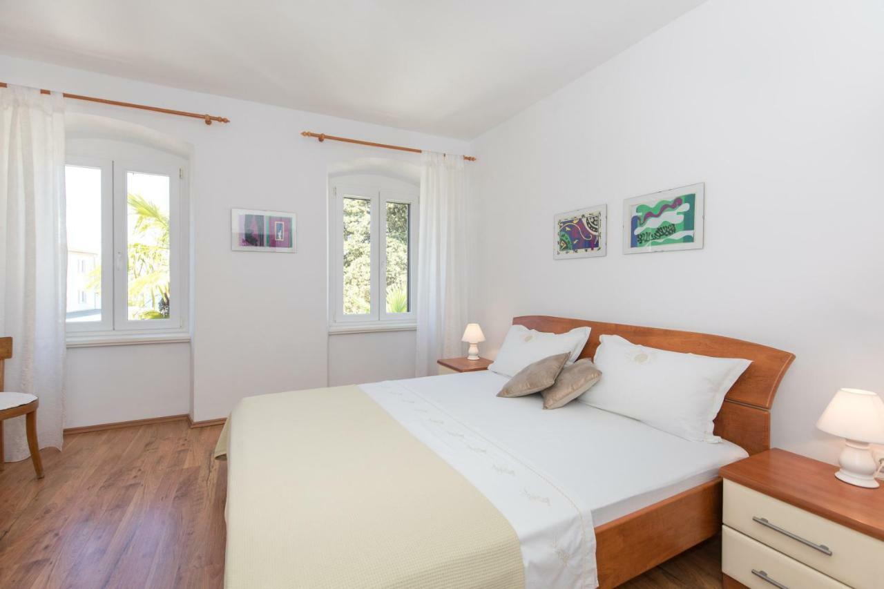 Apartments Ivona Малинска Екстериор снимка