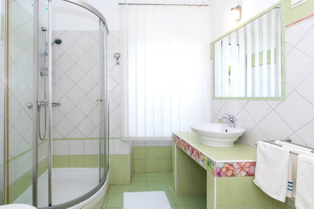 Apartments Ivona Малинска Екстериор снимка