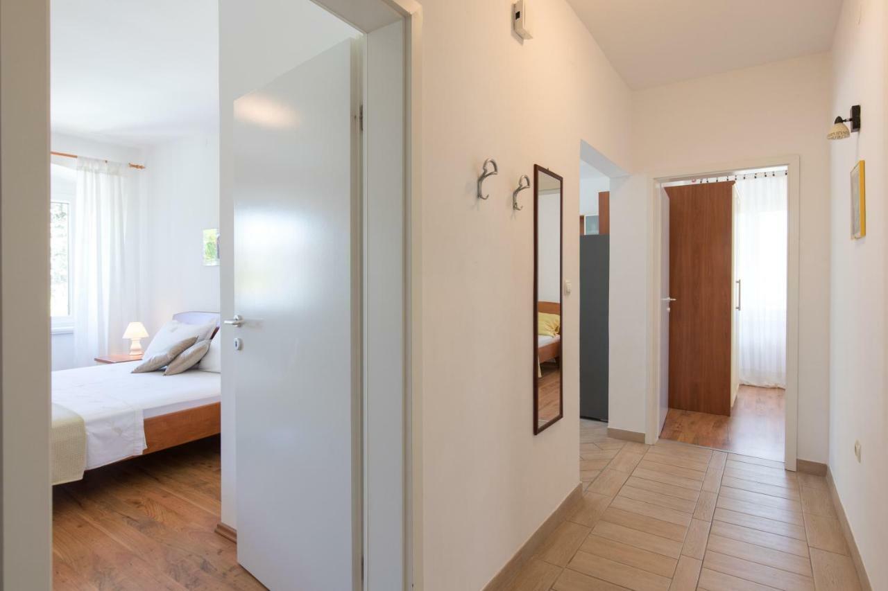Apartments Ivona Малинска Екстериор снимка