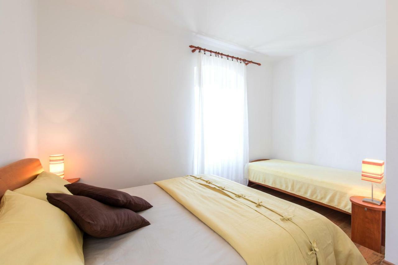 Apartments Ivona Малинска Екстериор снимка
