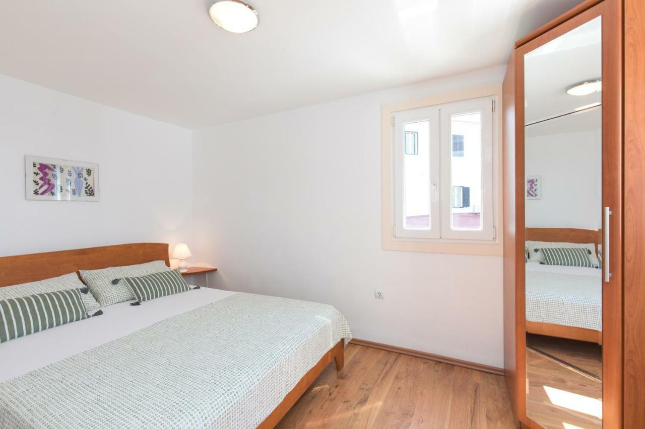 Apartments Ivona Малинска Екстериор снимка