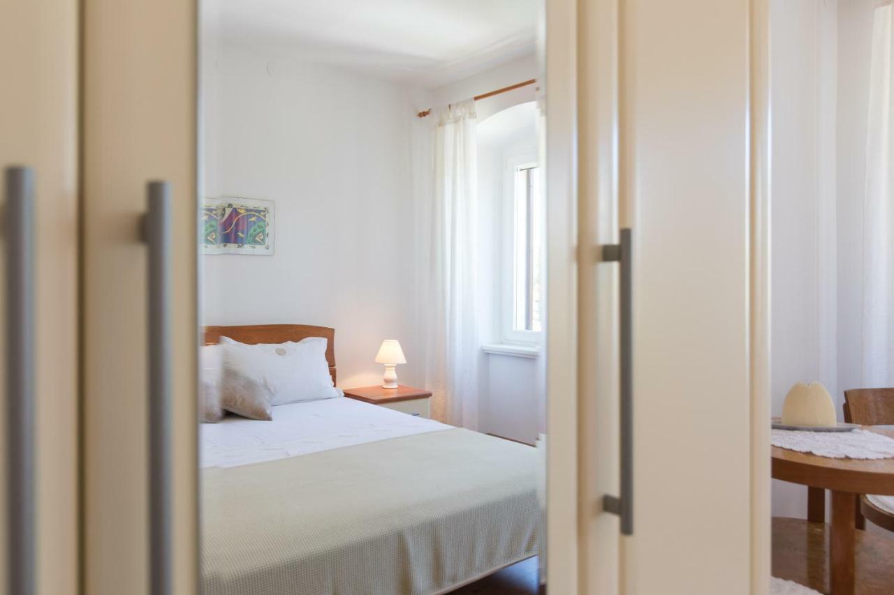 Apartments Ivona Малинска Екстериор снимка