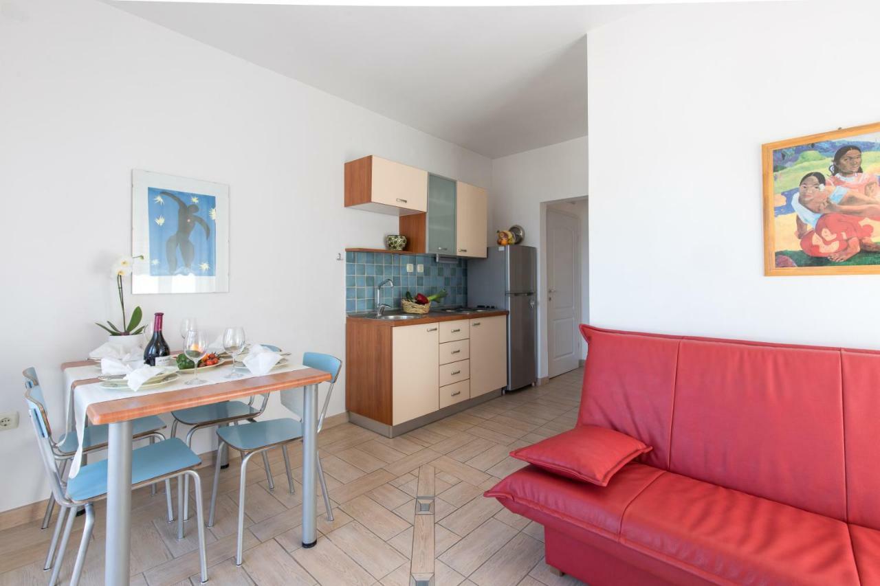 Apartments Ivona Малинска Екстериор снимка