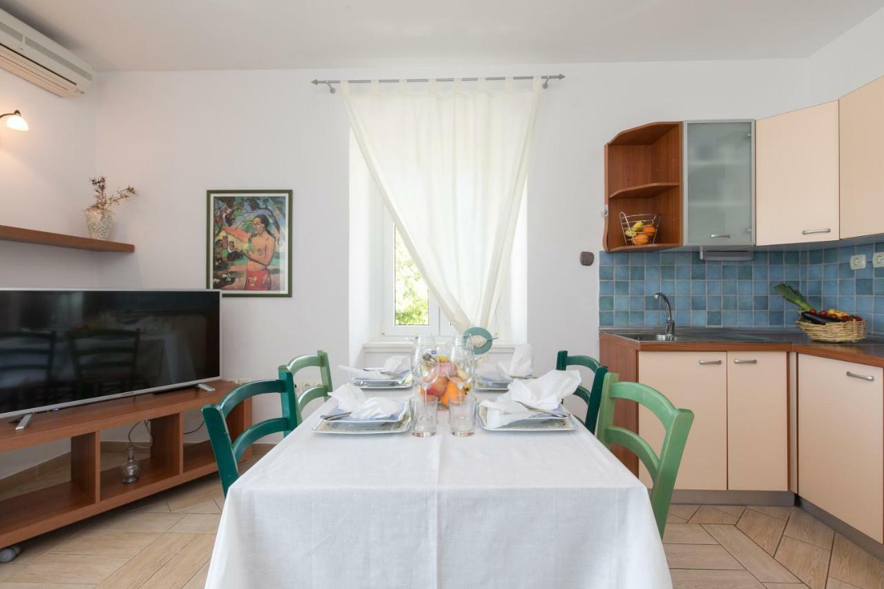 Apartments Ivona Малинска Екстериор снимка